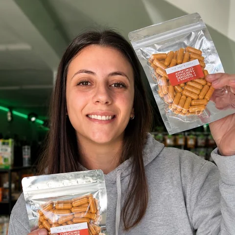 Luciana Olivera, creadora de Tu Tienda Fit, con los dos paquetes de cápsulas